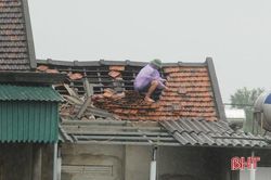 Hà Tĩnh: Lốc xoáy làm hàng chục nhà dân bị tốc mái