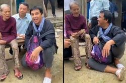 MC Quyền Linh ngồi bệt dưới đất, ân cần hỏi thăm bà con vùng lũ