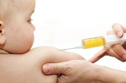 Cần làm gì nếu trẻ bị sốt sau khi tiêm vaccine sởi?
