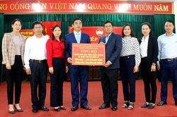 Tiếp nhận ủng hộ đồng bào miền Trung và Quỹ 'Vì người nghèo'
