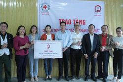 Trao quà hỗ trợ khởi nghiệp cho hai hộ nghèo