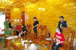 Khám xét nơi ở của 2 đối tượng trong đường dây đánh bạc tiền tỷ mỗi ngày