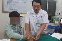 Chuyển ngón chân thành ngón tay cho thanh niên 17 tuổi