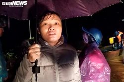 Đi làm về, tá hỏa thấy đường làng ngập sâu hơn 2m trong nước lũ