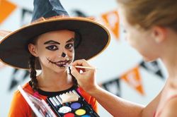 Nguy cơ trẻ bị dị ứng khi hóa trang Halloween