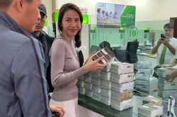 Thủy Tiên dừng phát tiền vì thấy người nhận cứu trợ đeo vàng