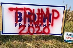 Cử tri Trump - Biden phá hoại biển hiệu của nhau trước bầu cử