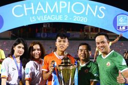 HLV Đức Thắng khóc khi đưa Bình Định lên V.League 2021