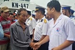 Khánh Hòa: Tàu kiểm ngư đưa tàu cá BĐ 98658 TS và 11 ngư dân về bờ an toàn