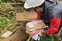 Nghẹn lòng cảnh sách vở học sinh chôn vùi ở Trà Leng