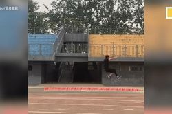 Sinh viên Trung Quốc dùng 'khinh công' nhảy qua hàng chục chiếc cốc giấy