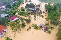 Vùng lũ Thanh Chương vẫn ngập chìm trong nước