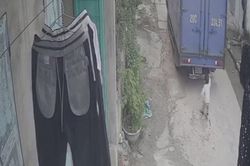 Clip: Thót tim khoảnh khắc xe tải lùi làm em bé đang chập chững đi lọt vào gầm