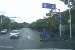 Bé gái vô tình ngã khỏi xe máy, hành động sau đó của bố đứa trẻ gây phẫn nộ