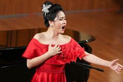 'Lên đồng' với bài hát nghi lễ thờ Mẫu, Lương Nguyệt Anh giành điểm tốt nghiệp cao học tuyệt đối