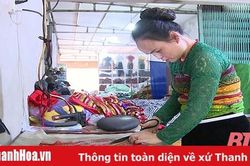 Người phụ nữ trăn trở với nghề dệt thổ cẩm