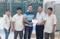 Trao tiền hỗ trợ em Nguyễn Thị Tuyết Nhi