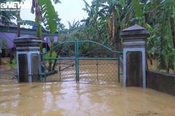 'Rốn lũ' Nghệ An ngập sâu gần 3m, chính quyền huy động cano đến cứu trợ dân