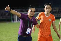 HLV Nguyễn Đức Thắng đưa Bình Định trở lại V-League sau 12 năm