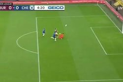 VAR đứng hình giúp Chelsea và Mendy, CĐV chỉ trích dữ dội