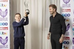 Cậu bé được David Beckham trao thưởng vì dũng cảm cứu mẹ