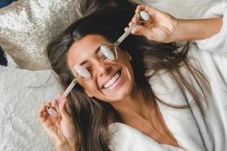 6 tác dụng của đá lăn cho khuôn mặt
