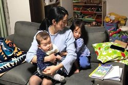 Cô giáo coi thường học sinh cũ chỉ làm nội trợ, ăn bám chồng