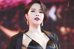 Nữ ca sĩ nhóm Mamamoo bật khóc khi gặp 'MC quốc dân' Yoo Jae Suk