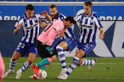 Alaves 1-1 Barcelona: Messi bất lực, Barcelona vẫn 'sa lầy' ở Liga