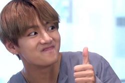 V BTS khiến ARMY tan chảy với biểu cảm ngốc nghếch đáng yêu