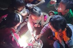 Cận cảnh khốn khó bủa vây người dân bị cô lập