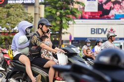 Xử lý nghiêm hành vi sử dụng điện thoại khi đang lái xe