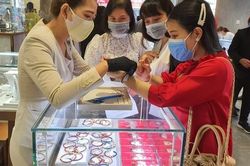 Giá vàng hôm nay 1-11: Giảm sốc trong tuần, nhà đầu tư vẫn dự đoán tăng tiếp