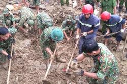 Huy động 32 thuyền, ca nô tìm kiếm nạn nhân ở Trà Leng