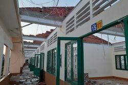 Trường THPT Bình Phú TPHCM tan hoang sau lốc xoáy