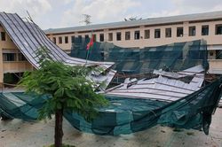 Giông lốc giật phăng mái trường học ở TPHCM