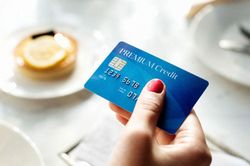 4 loại người nên tránh xa thẻ tín dụng, nếu quyết dùng chẳng mấy chốc 'đội lên đầu' cả đống nợ
