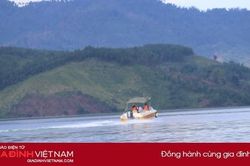 Dùng canô tìm kiếm nạn nhân vụ sạt lở ở Trà Leng