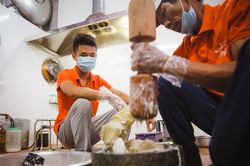 Cận cảnh quy trình làm chả mực giã tay ở Hạ Long