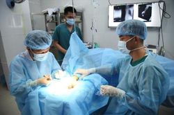 Trung tâm y tế thị trấn Trường Sa cấp cứu ngư dân Quảng Ngãi bị thương tích