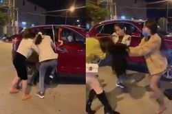 Clip: Gặp chồng đi với nhân tình, vợ cùng nhóm bạn lao vào giật cả tóc giả cô gái