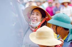 Không son phấn, Thủy Tiên vẫn 'chặt đẹp' mọi ánh nhìn trong chuyến cứu trợ miền Trung