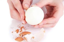 Luộc trứng, đừng cho thẳng vào nồi, thêm một bước nữa trứng không nứt còn tự động bong vỏ