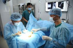 Trung tâm Y tế thị trấn Trường Sa cấp cứu ngư dân bị tai nạn lao động