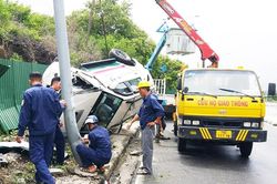 Taxi mất lái, đâm gãy trụ đèn