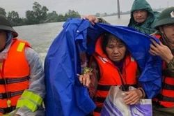 Công an huyện Đức Thọ bám trụ bảo vệ người dân trong mưa lũ