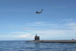 C-17 tiếp tế cho siêu tàu ngầm hạt nhân Ohio trên biển