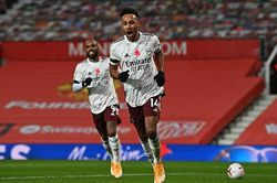 BÌNH LUẬN: Aubameyang giải khát, Arsenal thổi áp lực lên MU