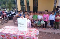 Học sinh 'rốn lũ' và món quà đặc biệt gửi tặng đồng bào miền Trung