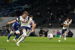 Man United gục ngã trước Arsenal, Harry Kane chạm mốc có 1 không 2